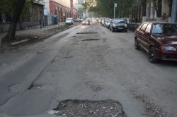 Двухметровые ямы оккупировали улицу Зарубина