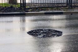 Саратовцы пожаловались на яму у остановки «Школа»