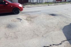 Глубокая просадка перекрывает движение по улице Вишневой