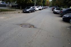 Саратовцы пожаловались на выступающий люк на улице Ульяновской