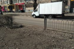 Саратовцы обеспокоены отсутствием дорожного ограждения у детской площадки