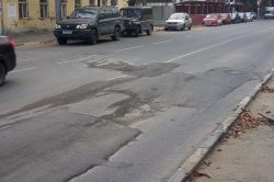 Просадка перегородила две полосы для движения по улице Чернышевского