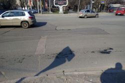 Глубокая просадка образовалась на улице Новоузенской