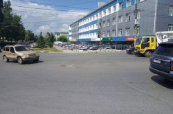 Глубокая просадка угрожает безопасности движения на улице Технической