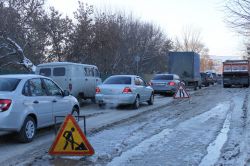 На Соколовой автолюбители с трудом пробираются по огромной луже