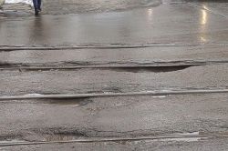 Глубокие выбоины затрудняют движение по улице Степана Разина