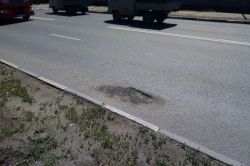Выбоина образовалась на отремонтированной в прошлом году дороге