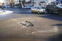 Яма вокруг люка на Зарубина мешает повороту на Вольскую