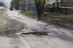 Саратовцы сообщили о метровых ямах на улице Азина на подъезде к новой дороге