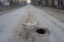 Саратовцы пожаловались на очередной открытый люк