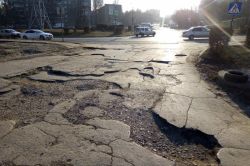 Подъезд к многоквартирным домам по улице Лебедева-Кумача покрыт выбоинами