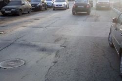 Просадка затрудняет движение по улице Октябрьской