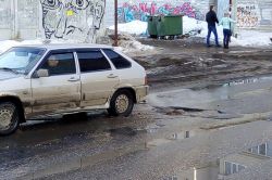 Загруженная улица Федоровская покрыта глубокими ямами