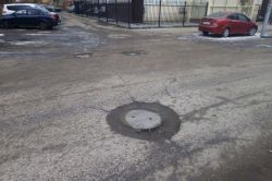 Выступающие люки затрудняют движение по 2-й Садовой