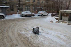 Жители Техстекла пожаловались на открытый колодец у мусорки и наледь после коммунальной аварии