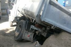 В Саратове в траншею провалился грузовик с песком