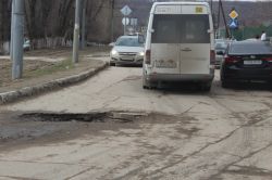 Ямы на улице Клочкова превращаются в противотанковые рвы