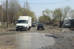 Водители штурмуют огромные лужи на улице Трофимовской