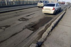 Мост на 3-й Дачной покрылся выбоинами