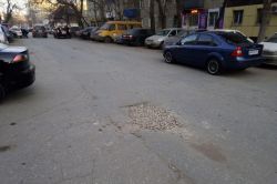 На улице Пугачева провалы засыпали щебнем