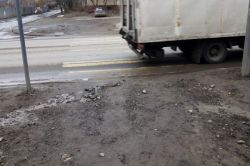В Октябрьском районе подходы к пешеходному переходу утопают в грязи