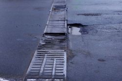 Разрушающаяся ливневка на улице Танкистов угрожает безопасности транспортных средств