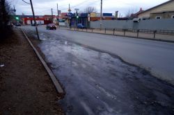 Из-за коммунальных аварий происходит обледенение улицы Танкистов