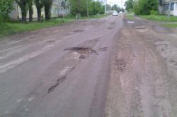 Разбитую дорогу в Ершове автолюбители объезжают через дворы