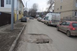 Люки на улице Крайней создают угрозу безопасности движения