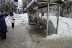 Саратовцы жалуются на обледеневшие остановки