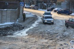 Из-за коммунального ЧП на Октябрьской автомобили заполонили тротуары