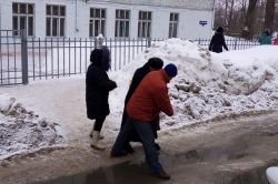 Коммунальная авария на улице Заречной затапливает подъезды к социальным учреждениям