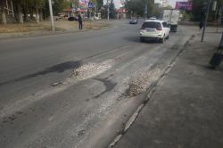 Ямы на улице Антонова засыпали щебнем