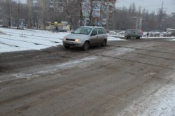 Выбоины затрудняют движение на улице Перспективной