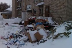 В центре Ершова образовалась свалка мусора