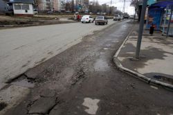 Рядом с остановкой «Перспективная» разрушился асфальт