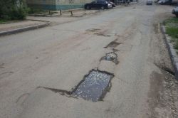 Жители Саперной пожаловались на забытый с прошлого года ямочный ремонт