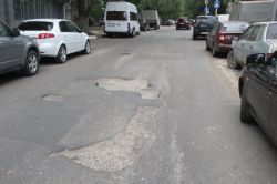 Глубокие выбоины преграждают проезд по улице Посадского