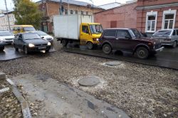 Раскоп мешает движению по улице Степана Разина