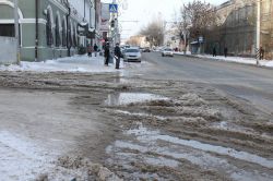 Снежная каша на затопленном перекрестке в центре Саратова мешает движению