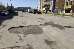 Ямы на Батавина автолюбители объезжают через дворы