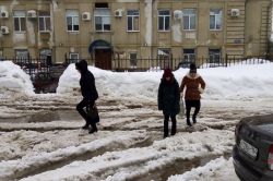 Коммунальная авария затопила подходы к школе №76