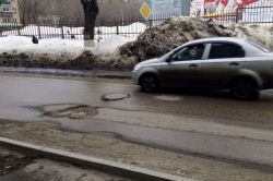 Улица Степана Разина изобилует выбоинами и выступающими люками