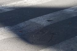 На улице Вольской глубокая просадка мешает движению транспортных средств