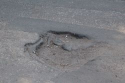 Саратовцы пожаловались на разбитую дорогу по улице Волгоградской