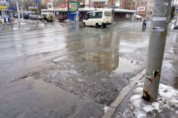 Просадка на Московской затрудняет движение общественного транспорта