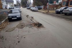 Провал на Зарубина забили ветками и грязью