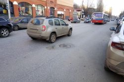 С начала лета не могут устранить просадку на улице Кутякова