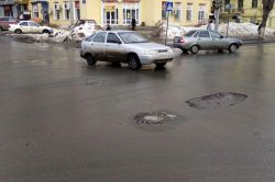 Глубокая яма затрудняет движение по Московской