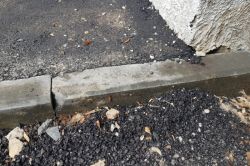 Кривой бордюр, шелушение асфальта и экономия бетона – в Саратове продолжается ремонт дворов
